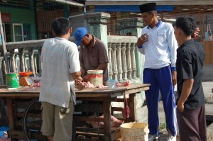  Pedagang daging babi yang 'nyeleneh' diberi pengarahan oleh petugas Depag di jalan Sotong, Kota Bagansiapi-api, Kecamatan Bangko, Kabupaten Rokan Hilir, Provinsi Riau, Kamis (21/05/09). 