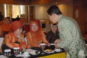  Ibu Gubernur Riau serta Ibu Wakil Gubernur Riau serius tanya jawab tentang pentingnya nilai gizi ikan di acara FORIKAN, Selasa (14/7/09) di Pekanbaru. 