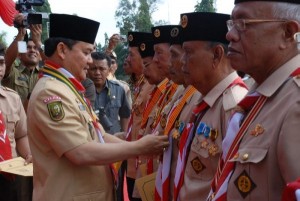 Gubernur Riau HM Rusli Zainal menjadi pembina upacara HUT Pramuka, Selasa (18/8/09) di halaman Kantor Gubernur Riau, Pekanbaru. Foto: Humas Pemprov.
