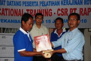Vocational Training Head CSR RAPP, menyerahkan bantuan peralatan kerja kepada peserta pelatihan kerajinan rotan disaksikan direktur CS RAPP Amru Mahalli. 