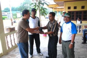  Manajemen RAPP, Rudy Setiawan menyerahkan bantuan bibit pohon kepada Kepala Desa Lalang Kabung, Ilyas dalam acara Program Kesukarelawanan Karyawan di Desa Lalang Kabung, Sabtu (24/4) lalu 
