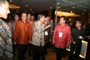  Gubernur Riau HM Rusli Zainal SE dengan Wapres Boediono pada acara National Summit 2009 di Hotel Ritz Carlton, Kamis, Jakarta (29/10). 