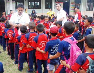  Siswa siswi Sekolah Dasar Taruna Andalan berbaur dengan siswa siswi Sekolah Dasar desa Sering dipandu oleh Gurur guru sekolah tersebut melakukan permainan bersama. 