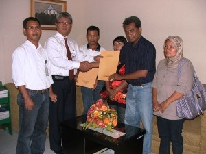  Pimpinan Cabang BTN Syariah Pekanbaru, Indro setiadji menyerahkan dokumen kredit modal kerja kepada Mitra Bina CSR RAPP. 