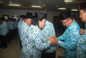  Nampak Wagubri HR Mambang Mit memberikan ucapan selamat kepada Ketua Umum Dewan Pengurus Korpri Nasional yang baru Diah Anggraini usai pengukuhan di Kantor Kementerian PAN, Jakarta, Selasa (19/1). 