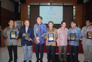  Para gubernur yang menerima penghargaan berfoto bersama dengan Mendagri dan Kepala BKPM 