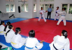 Karateka PPLAMD RAPP sedang berlatih di sportt center PPLAMD Pangkalan Kerinci.