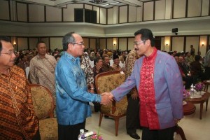 Ketua ISEI Riau HR Mambang Mit yang juga Wakil Gubernur Riau, berjabat tangan dengan Gubernur Sumatera Barat Gamawan Fauzi pada Kongres ke 17 Ikatan Sarjana Ekonomi Indonesia (ISEI), Sabtu (1/8/09) ini di Bukittinggi.