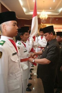 Gubernur Riau HM Rusli Zainal yang didampingi Wakilnya HR Mambang Mit dan Muspida mengukukuhkan Paskibraka 2009 di Gedung Daerah, Pekanbaru Minggu (16/8/09) ini.