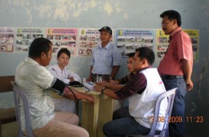  Tim Medis CSR RAPP memeriksa kesehatan salah seorang warga desa Situgal disaksikan oleh Harvesting manager RAPP Estate Baserah, Rudiyanto 