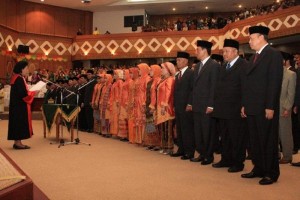  Ketua Pengadilan Tinggi Riau Rosmala Sitorus secara resmi mengambil sumpah jabatan dalam pelantikan di gedung DPRD Riau, Minggu (6/9/09). 