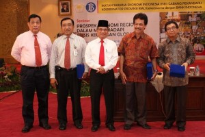  Wakil Gubernur Riau HR Mambang Mit beserta pejabat BI saat seminar Prospek Ekonomi Regional Dalam Menghadapi Krisis Keuangan Global, Ikatan Sarjana Ekonomi Indonesia (ISEI) Cabang Pekanbaru, Rabu (20/05/09) di BI Pekanbaru. 