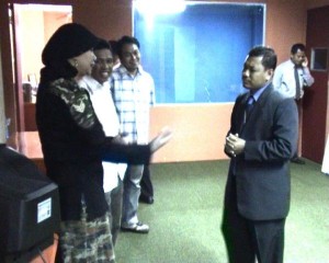  Diretur Utama TV Melayu Hj. HR Susi Dewi Yanti SS MM memberikan penjelasan kepada Konsul Malaysia 