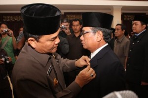  Gubernur Riau HM Rusli Zainal menyematkan pin kepada Ketua BNP Riau HR Mambang Mit beserta pengurus BNP Riau yang dilantik, Selasa (23/6/09) ini di Pekanbaru. 