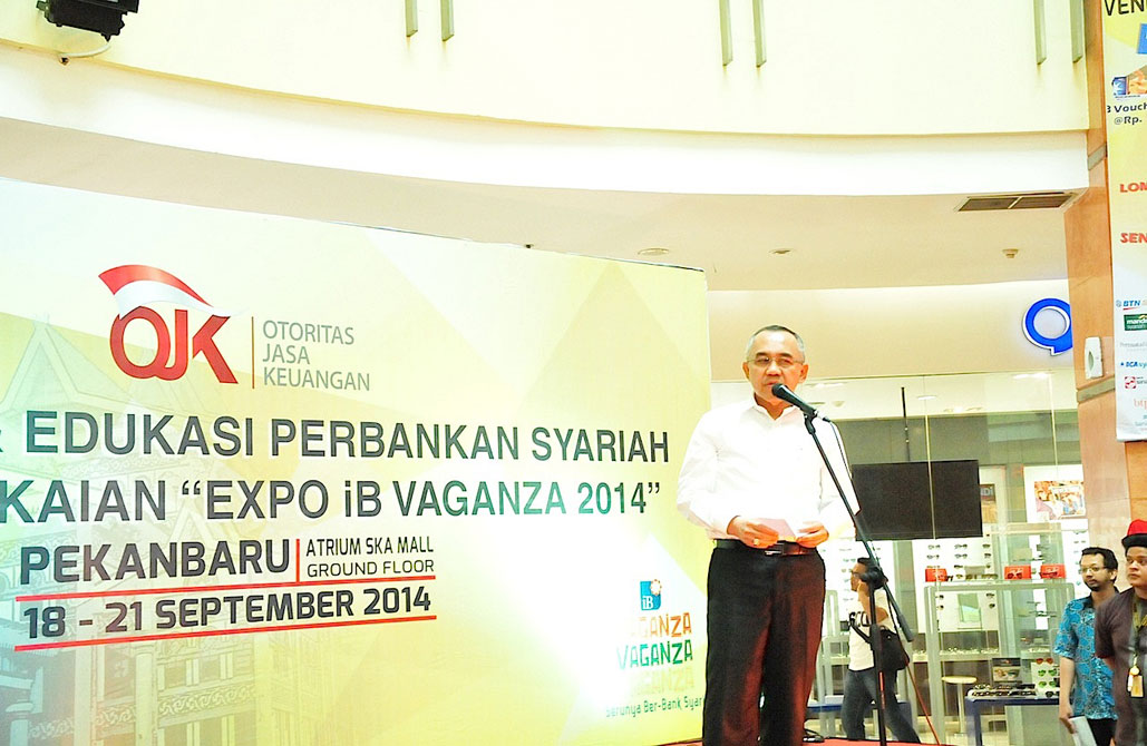 Sosialisasi-dan-Edukasi-Perbankan-Syariah-dalam-Rangkaian-EXPO-iB-Vaganza-2014-(2)