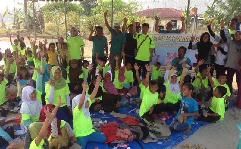 Manager PGPA Duri Bekasap, Iwan Azof foto bersama peserta jalan santai dalam rangka kampanye lingkungan sehat dan produktif di Kelurahan Pematang Pudu, Kecamatan Mandau pada 3 April 2016
