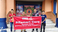 Alfamart Berikan Bantuan Banjir Pekanbaru