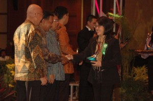  President APRIL Indonesia, Kartika Dianningsih Antono menerima anugerah Proper Hijau dari Wakil Presiden RI Jusuf Kalla untuk PT.RAPP, dalam acara Malam Anugerah PROPER 2009 di Hotel Bidakara Jakarta, Kamis (15/10) lalu. 