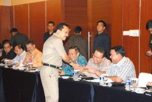  Nampak Gubri bersalaman dengan Ketua APPSI Fauzi Bowo dalam rapat APPSI yang digelar di Palangkaraya, Kalteng, Rabu (2/12). 