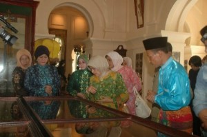 Permalink ke Istana dan Batik Siak Dikunjungi Ibu Wapres
