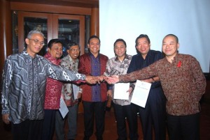  Nampak Gubri Rusli di tengah, diapit oleh Menhut (sebelah kiri) dan Meneg LH (sebelah kanan) saat menerima penghargaan dari UNESCO yang diserahkan langsung oleh Deputy Directur UNESCO Office Jakarta, Robert Lee (Paling kiri), di Hotel Grand Melia, Jakarta, Selasa malam. 