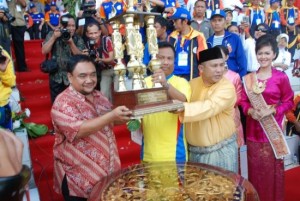 Permalink ke Riau Serahkan Piala Bergilir PORWANAS ke Panitia