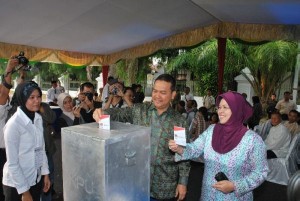 Permalink ke Gubernur Riau Nyontreng Bareng Istri