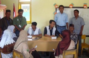 Tim Medis CSR RAPP Melakukan pemeriksaan kesehatan bagi masyarakat di Desa Sako, disaksikan perwakilan RAPP Estate Baserah