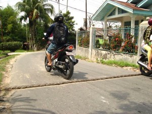 Permalink ke Penggunaan Tali Kapal Sebagai Polisi Tidur Makin Marak di Pekanbaru
