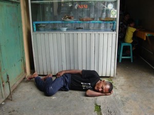 Permalink ke Orang Gila Tertidur Pulas di Depan Kantin PWI Riau