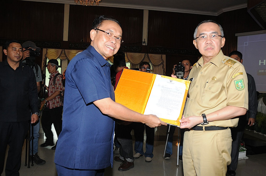 Permalink ke Wagubri Terima Surat Keputusan Pelaksaan Tugas Gubernur Riau