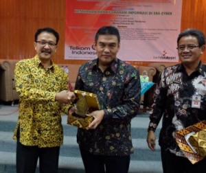 Dirut Bank Riau Terima Cinderamata