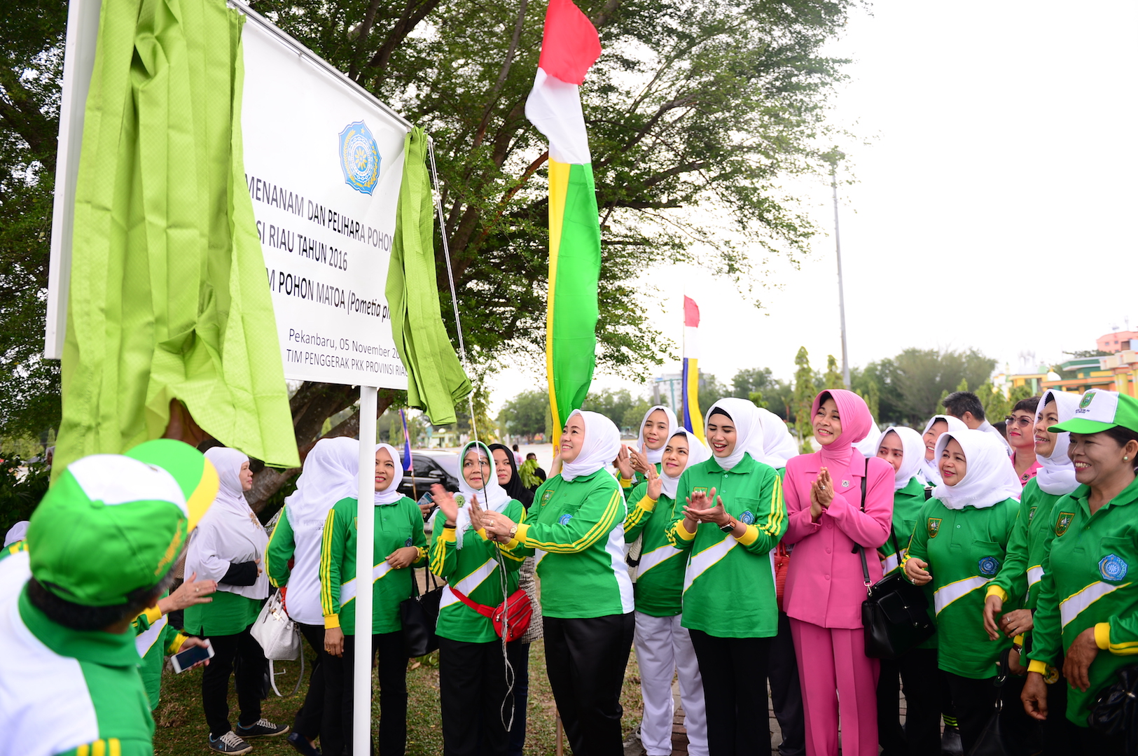 Permalink ke Program Aksi Perempuan Menanam Dan Pelihara Pohon Th 2016 Di Prov Riau .