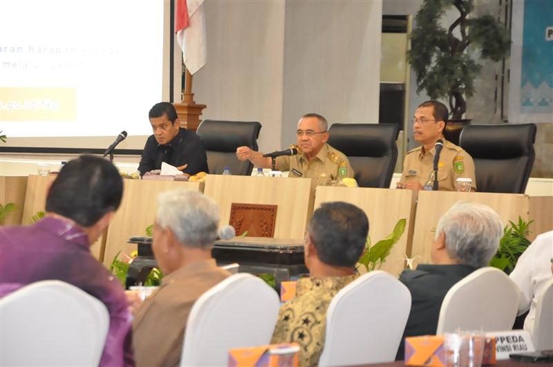 Permalink ke Galeri: Plt Gubri Pimpin Forum Konsultasi Publik Provinsi Riau Tahun 2016