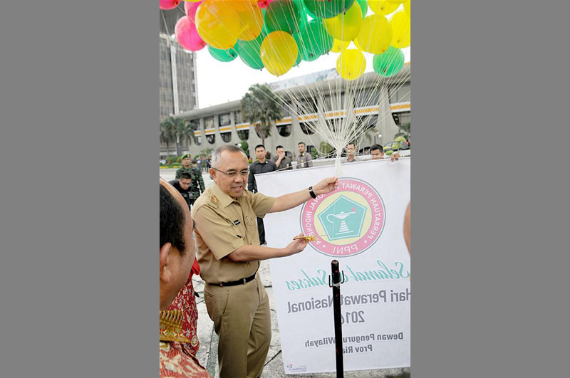 Plt Gubri Melepas balon Keudara saat Upacara Peringatan Hari Perawat Nasional Tahun 2016 di Halaman Kantor Gubernur (Custom)