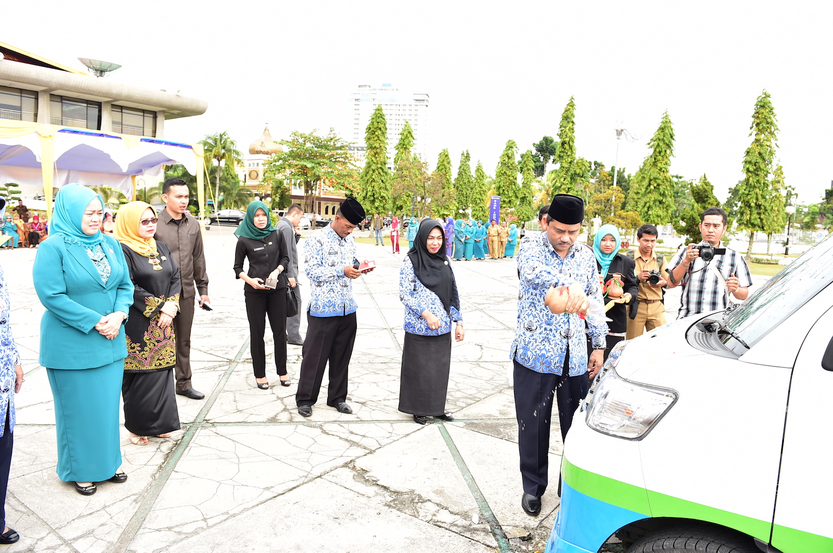 Permalink ke Sekda Prov Riau serahkan bantuan kendaraan saat Memperingati Hari Ibu Ke 88 Tahun 2016