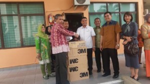 Permalink ke Komisi E DPRD Riau Serahkan Bantuan Masker dari Perusahaan